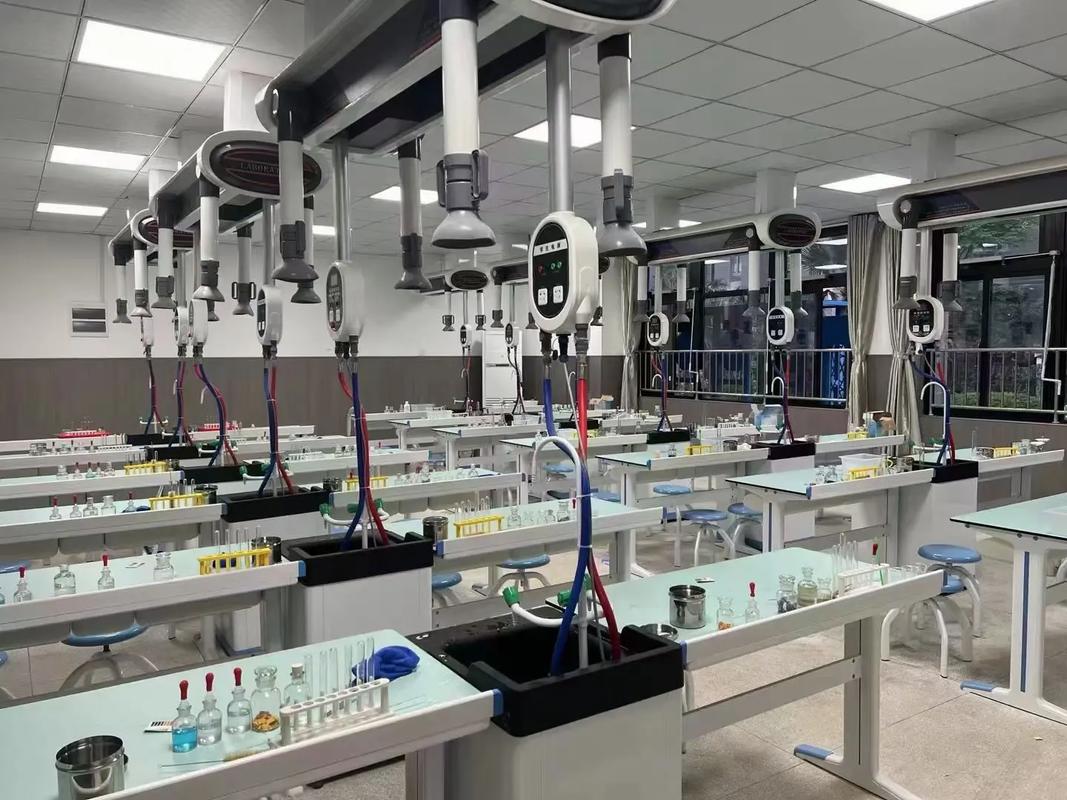 專業(yè)設(shè)計(jì)，智造未來(lái) 一站式實(shí)驗(yàn)室家具解決方案